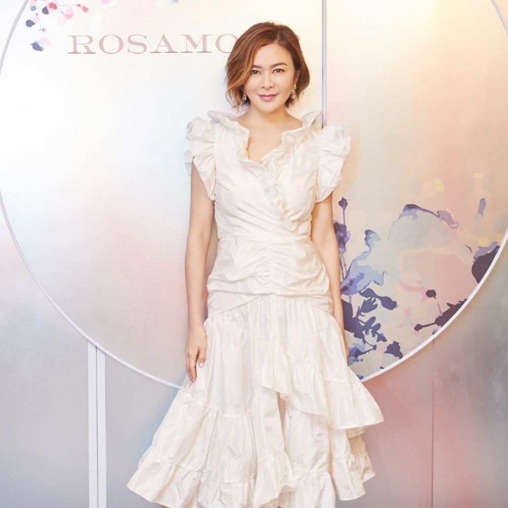 Sempat jadi sorotan, ini 8 potret terbaru Rosamund Kwan