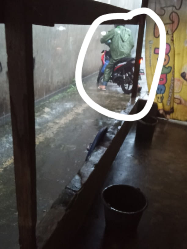 Kisah perjuangan driver ojek online antar makanan saat hujan deras