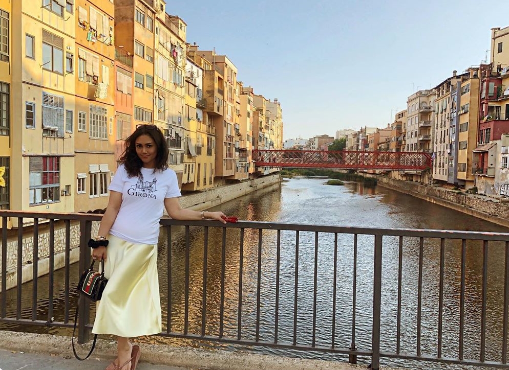 10 Gaya Bella Saphira liburan di luar negeri, simpel bersandal jepit