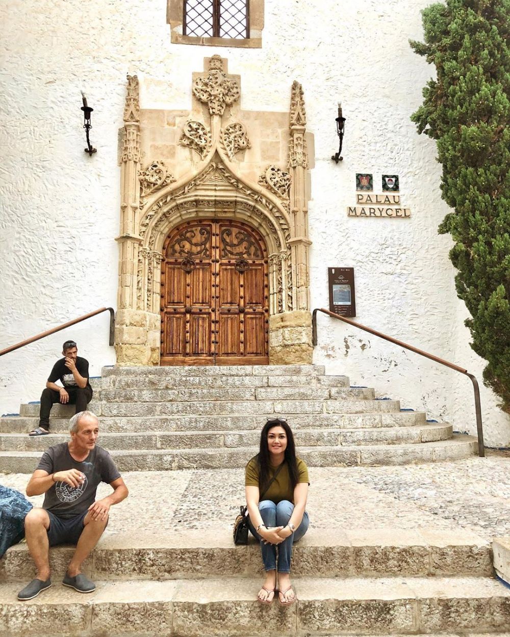 10 Gaya Bella Saphira liburan di luar negeri, simpel bersandal jepit