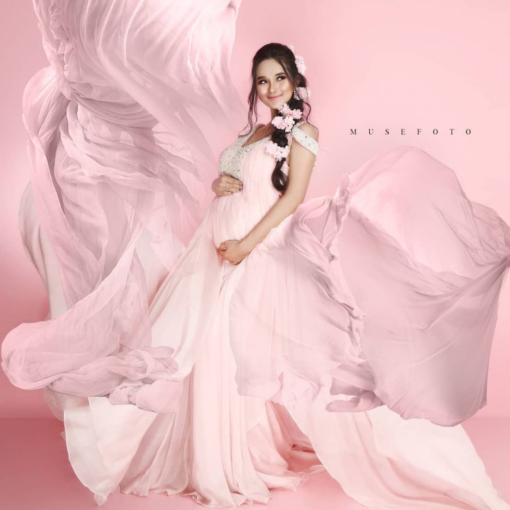 7 Beda gaya pemotretan maternity Faby Marcellia, unik hingga elegan