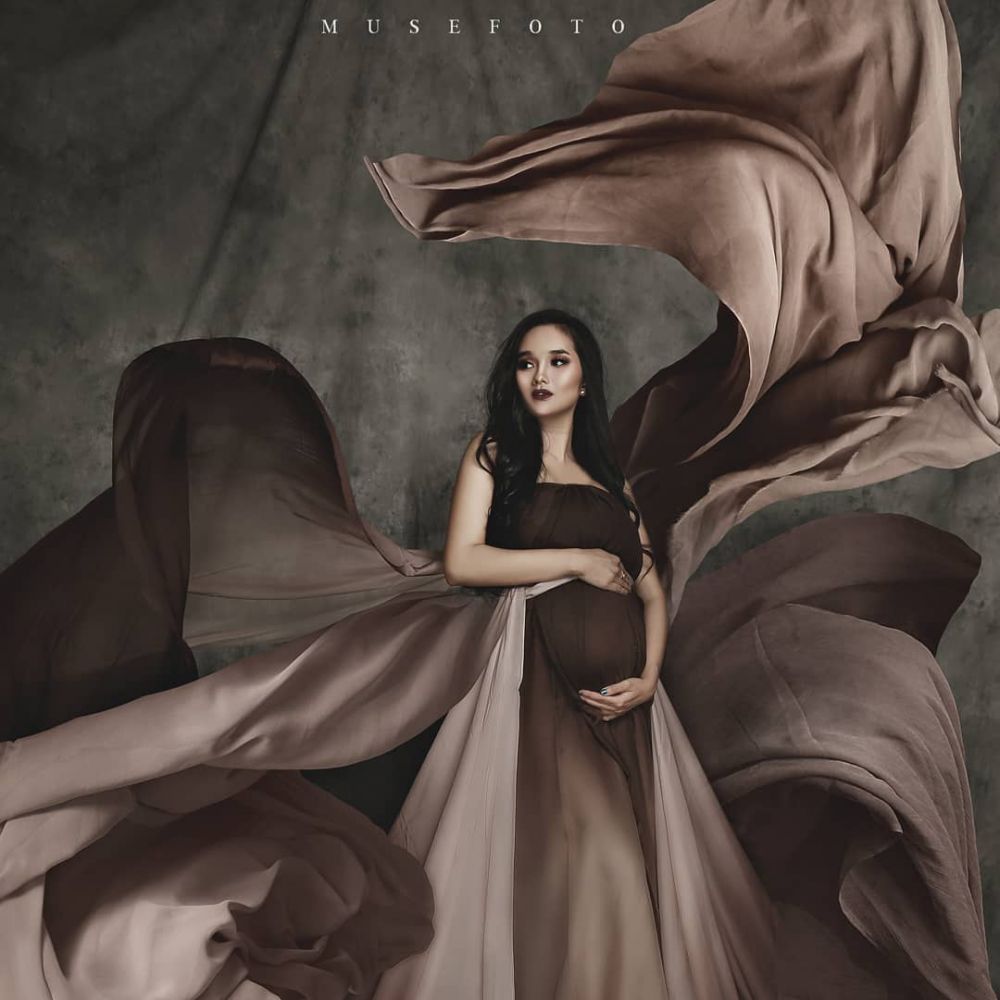 7 Beda gaya pemotretan maternity Faby Marcellia, unik hingga elegan