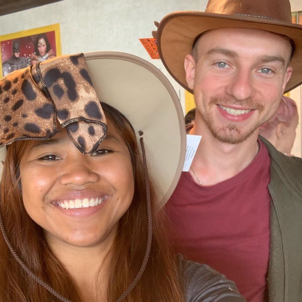 10 Potret kemesraan Helen 'review sabun' dan pacar bulenya