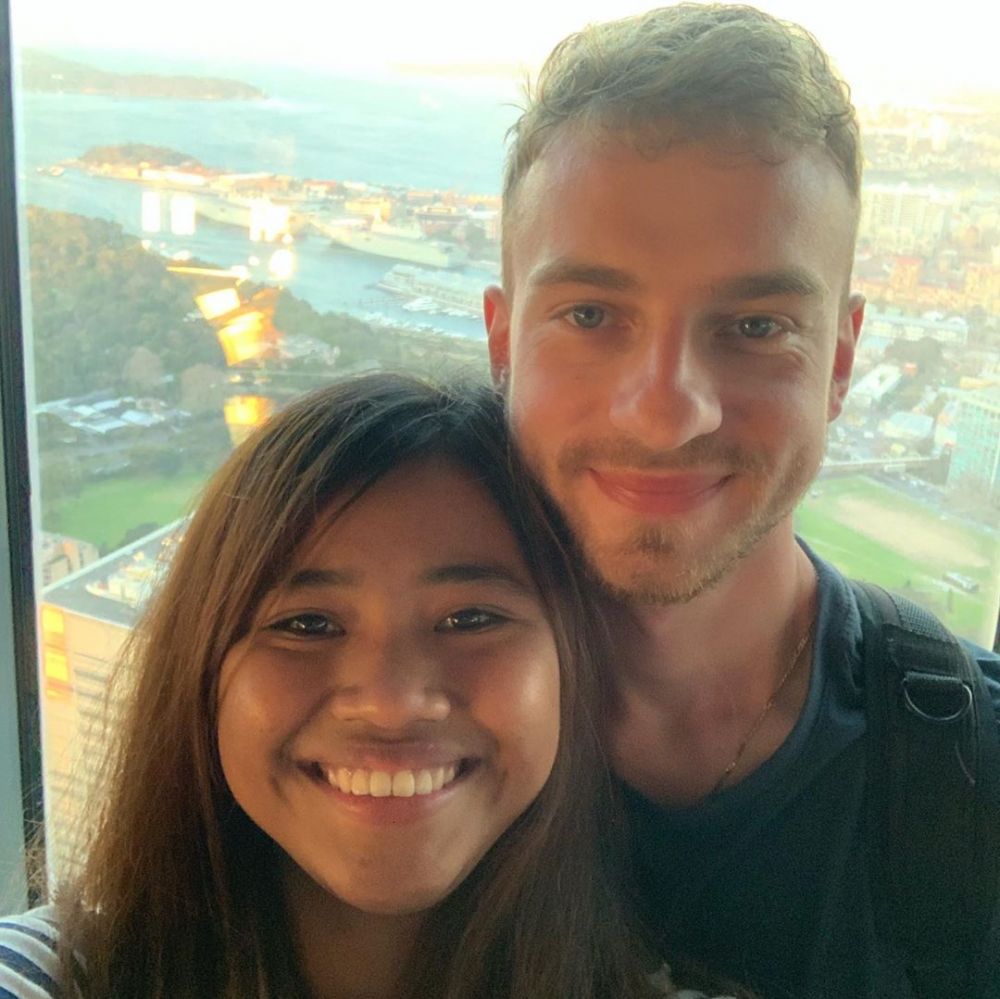 10 Potret kemesraan Helen 'review sabun' dan pacar bulenya