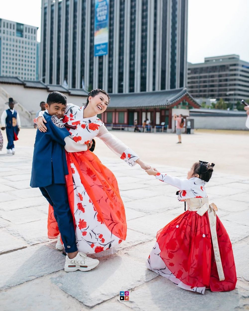 11 Potret keluarga Ruben Onsu di Korea, liburan pertama Betrand Peto