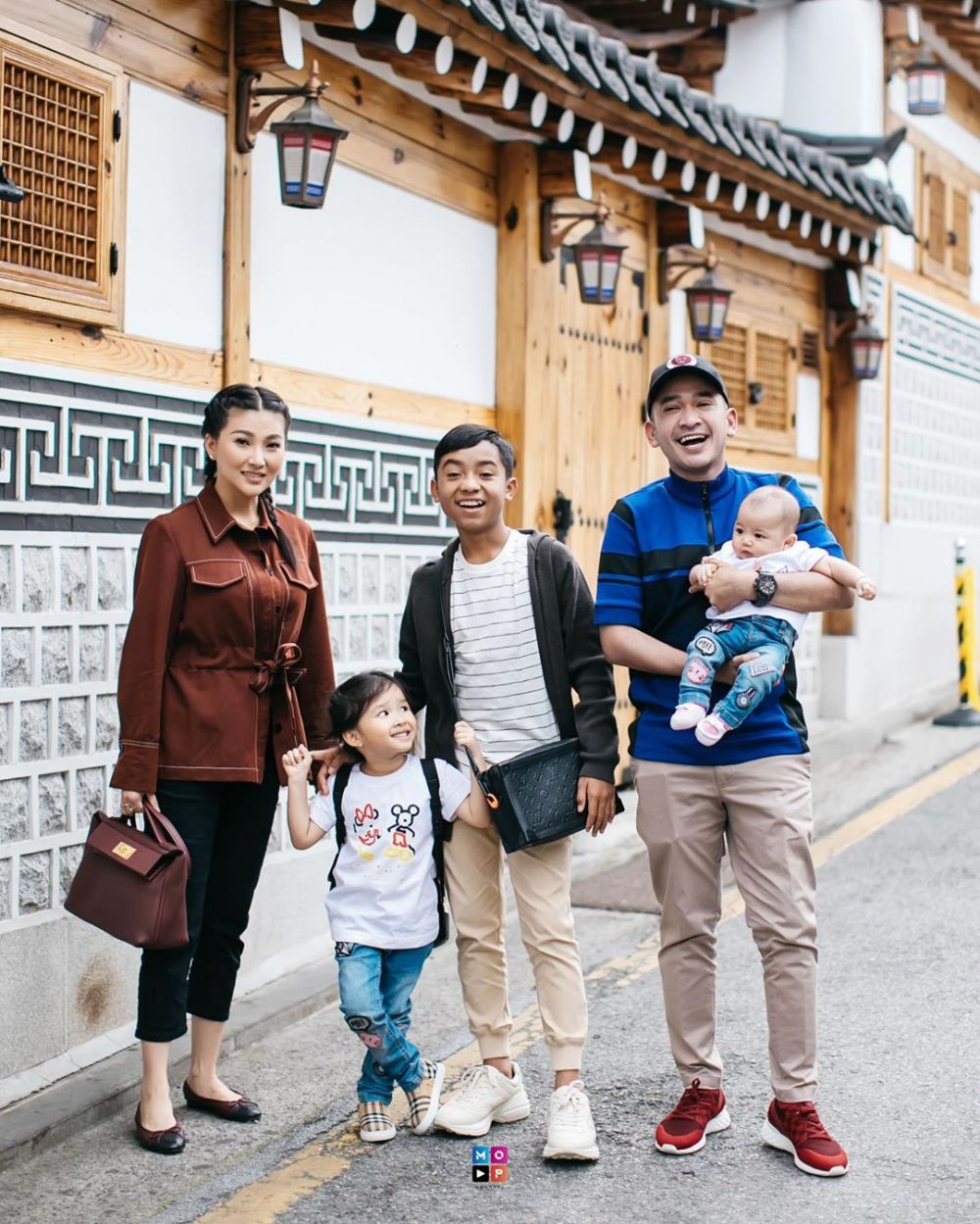 11 Potret keluarga Ruben Onsu di Korea, liburan pertama Betrand Peto