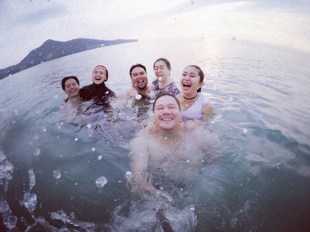 10 Momen liburan Roger & Cut Meyriska di Thailand ini bikin baper