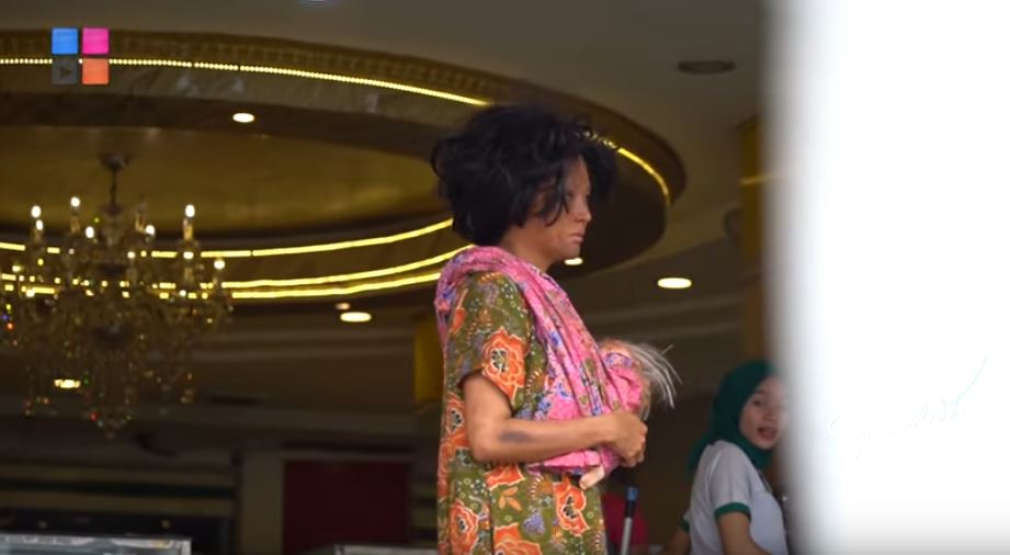 Menyamar jadi orang gila, Sarwendah menangis saat diberi makan