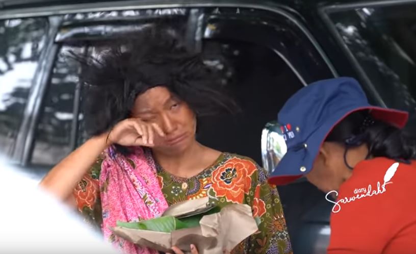 Menyamar jadi orang gila, Sarwendah menangis saat diberi makan