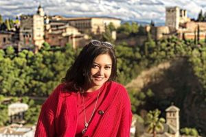 5 Gaya Bella Shapira saat di luar negeri, pakai sandal jepit