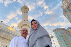 10 Momen umrah Maia Estianty dan suami, Irwan Mussry curi perhatian