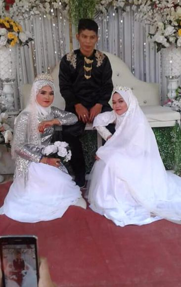 Bingung memilih, pria ini menikahi kedua pacarnya sekaligus