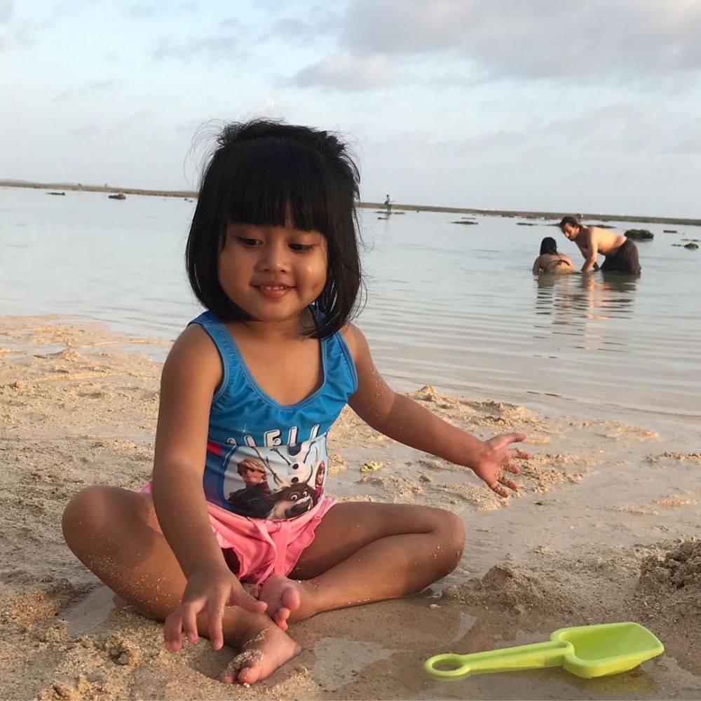 8 Potret liburan keluarga Verrell Bramasta ke Bali, ada Febby Rastanty