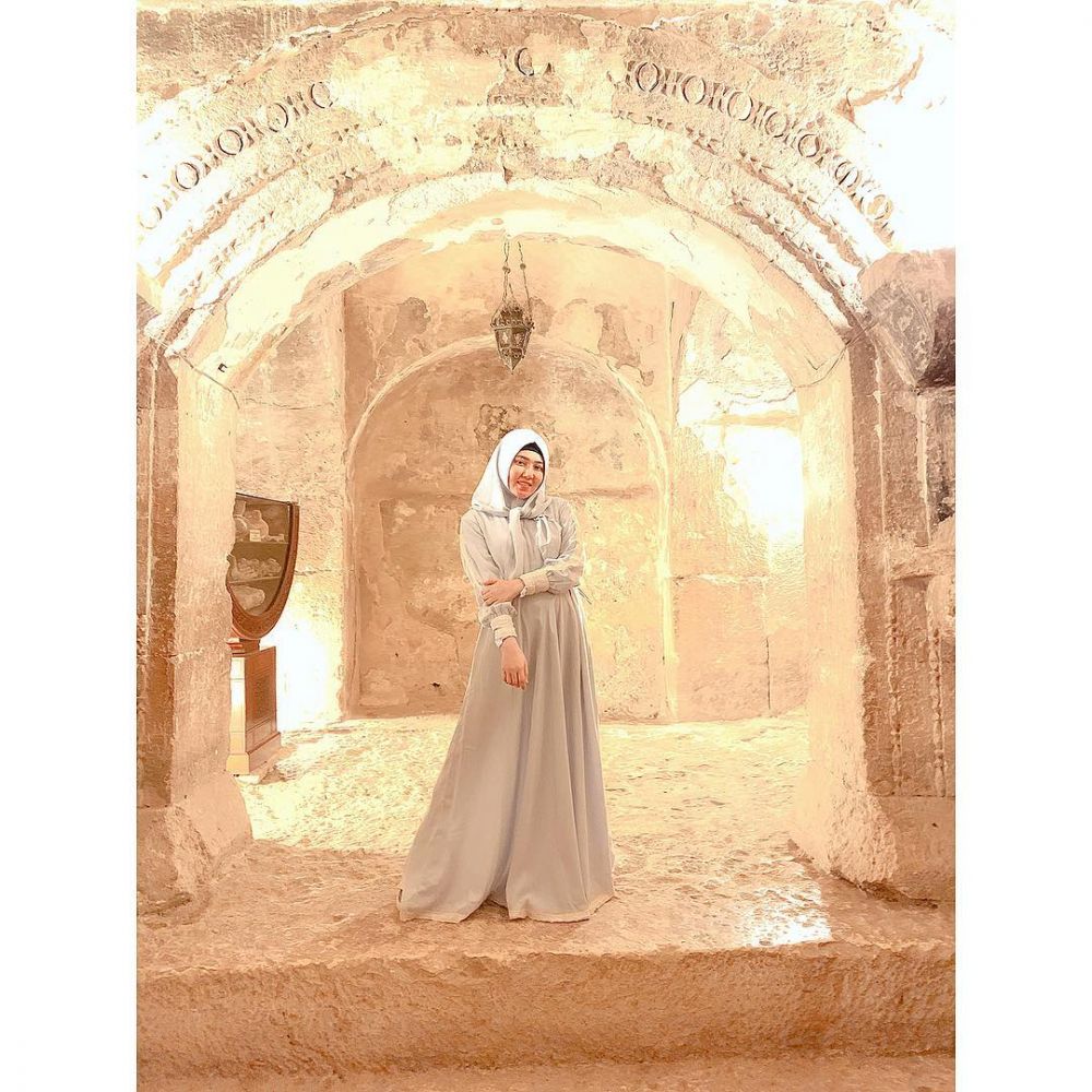 8 Momen liburan Via Vallen di Timur Tengah, gayanya curi perhatian