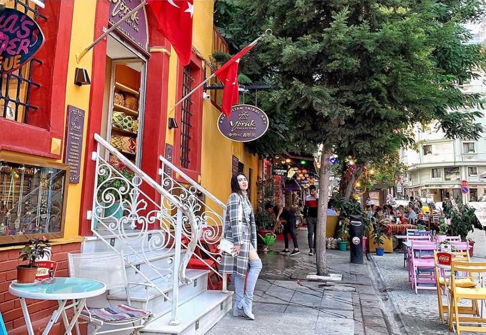 8 Momen liburan Via Vallen di Timur Tengah, gayanya curi perhatian