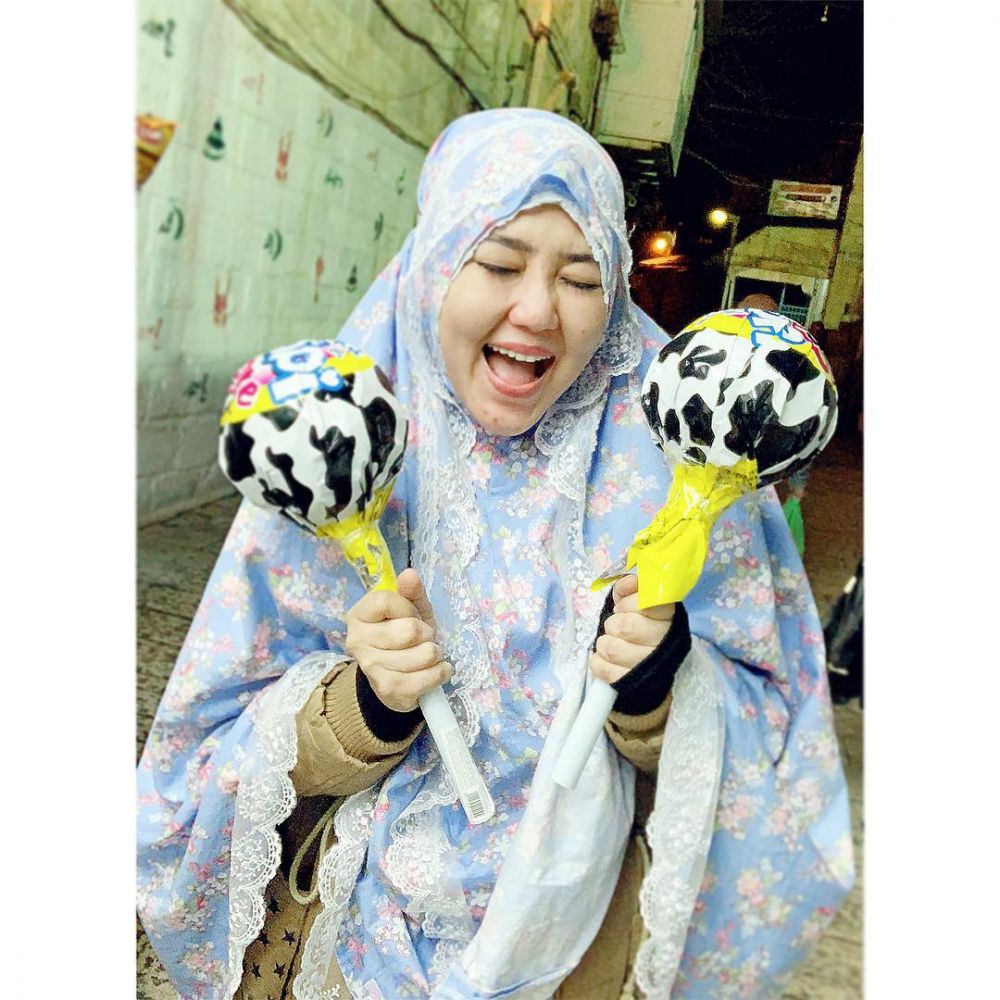 8 Momen liburan Via Vallen di Timur Tengah, gayanya curi perhatian