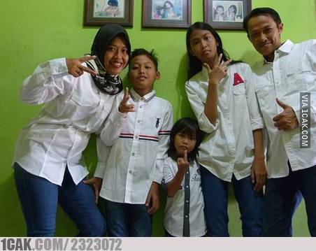 10 Momen unik waktu foto keluarga ini bikin pengen ketawa