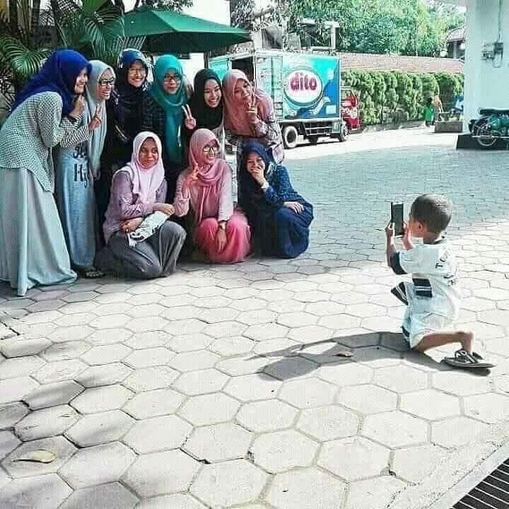 10 Momen unik waktu foto keluarga ini bikin pengen ketawa