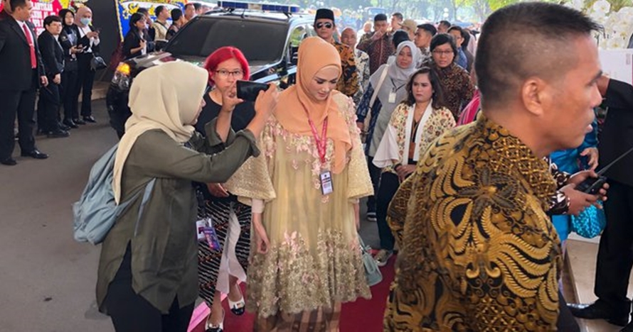 Dilantik jadi DPR, ini potret Mulan Jameela pakai baju adat Bugis