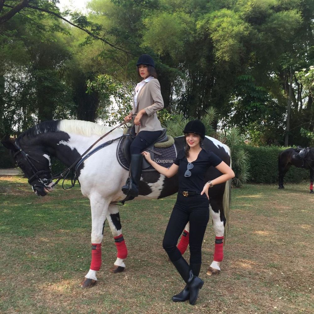 10 Potret keseruan Nia Ramadhani tunggangi kuda, gayanya stylish