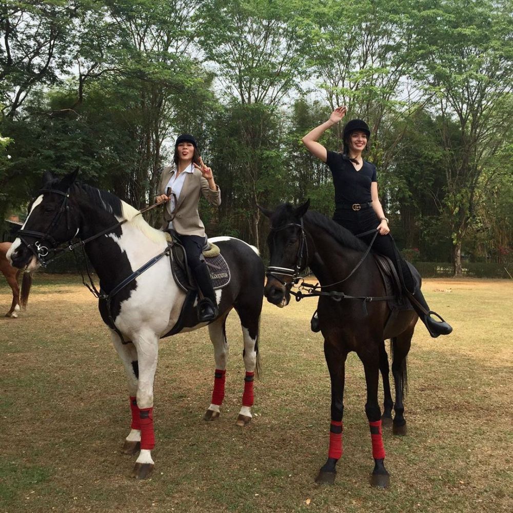 10 Potret keseruan Nia Ramadhani tunggangi kuda, gayanya stylish