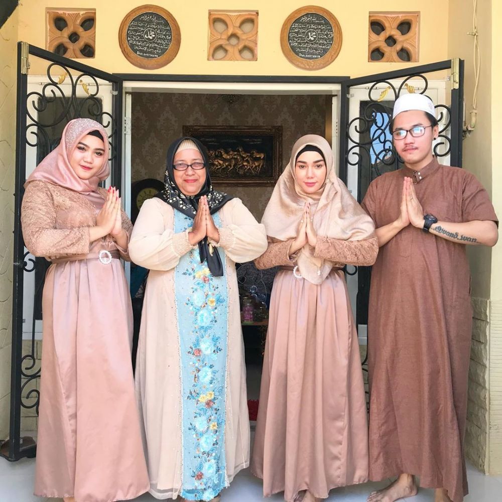 8 Potret rumah Bebby Fey di Probolinggo, ada koleksi kaligrafi