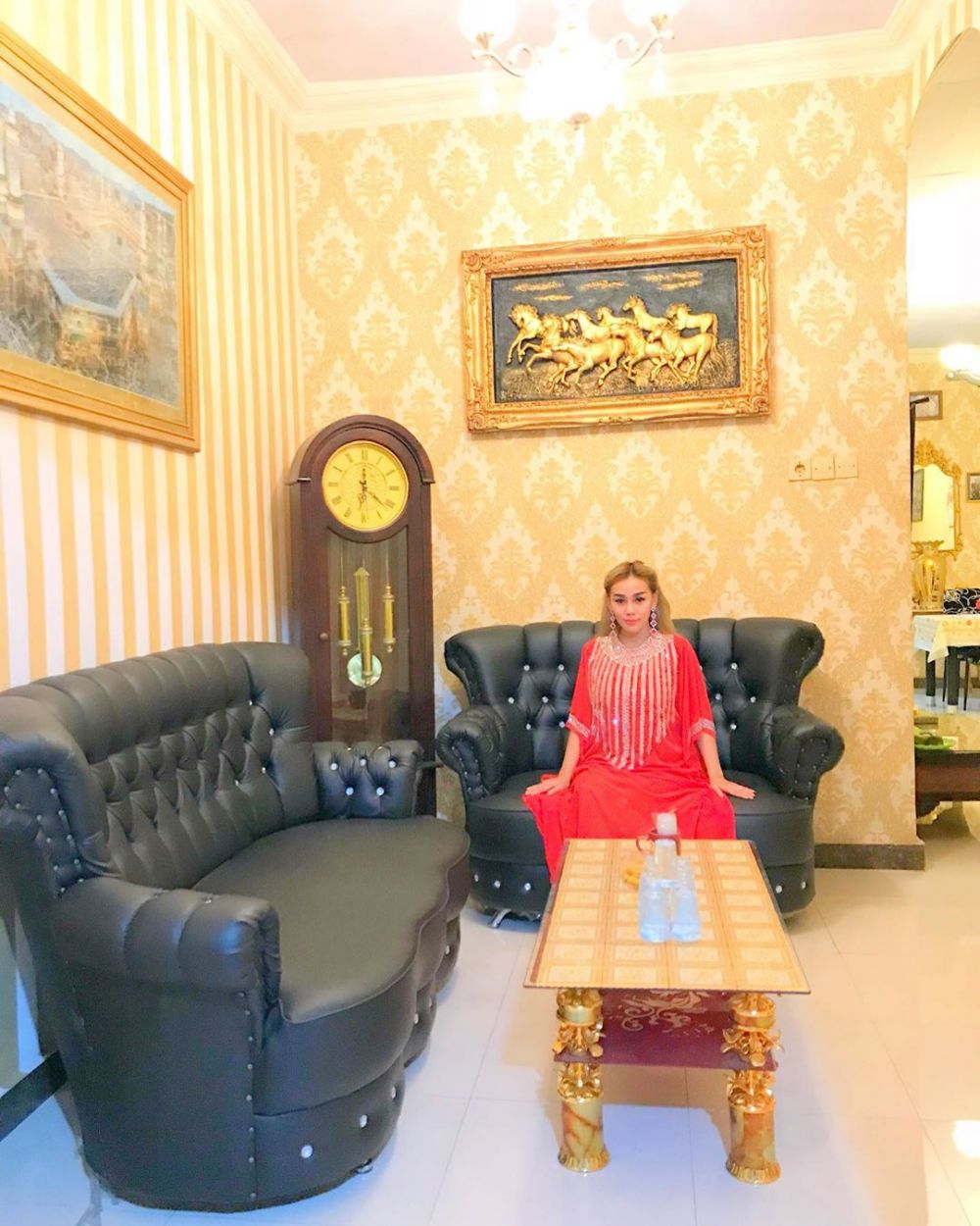 8 Potret rumah Bebby Fey di Probolinggo, ada koleksi kaligrafi