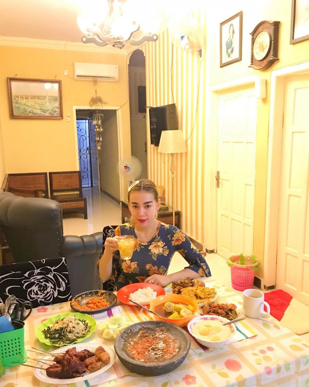 8 Potret rumah Bebby Fey di Probolinggo, ada koleksi kaligrafi