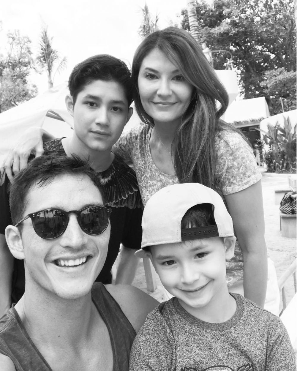 10 Potret kedekatan seleb cantik dengan mantan suami, akur abis