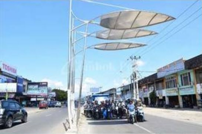 10 Potret lucu orang ogah kepanasan di lampu merah ini bikin ketawa