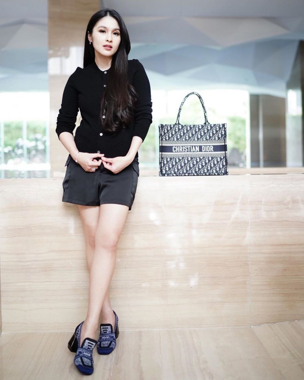 Ngaku kelebihan bobot 10 kg, penampilan Sandra Dewi jadi sorotan