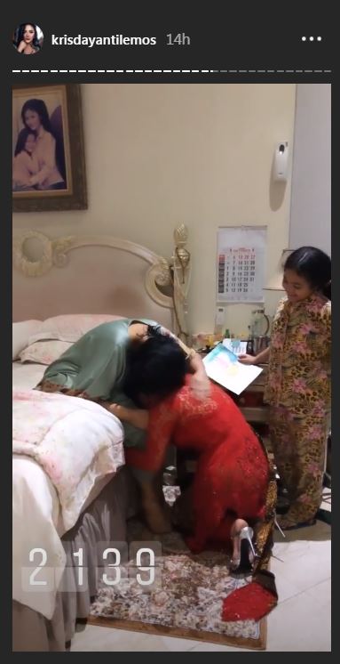 Momen Krisdayanti sungkem sang ibu usai dilantik anggota DPR, haru