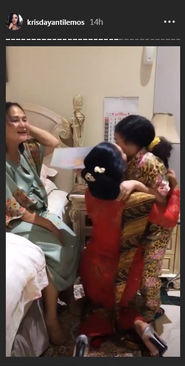 Momen Krisdayanti sungkem sang ibu usai dilantik anggota DPR, haru