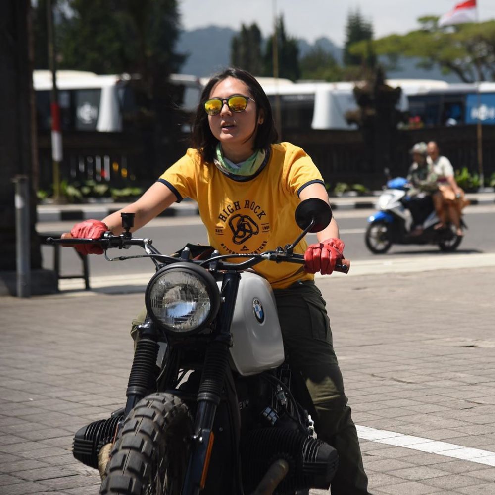 Gaya 7 seleb cantik saat naik motor gede ini gahar abis