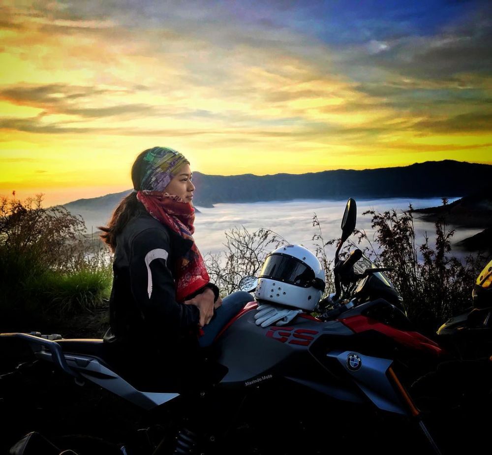 Gaya 7 seleb cantik saat naik motor gede ini gahar abis