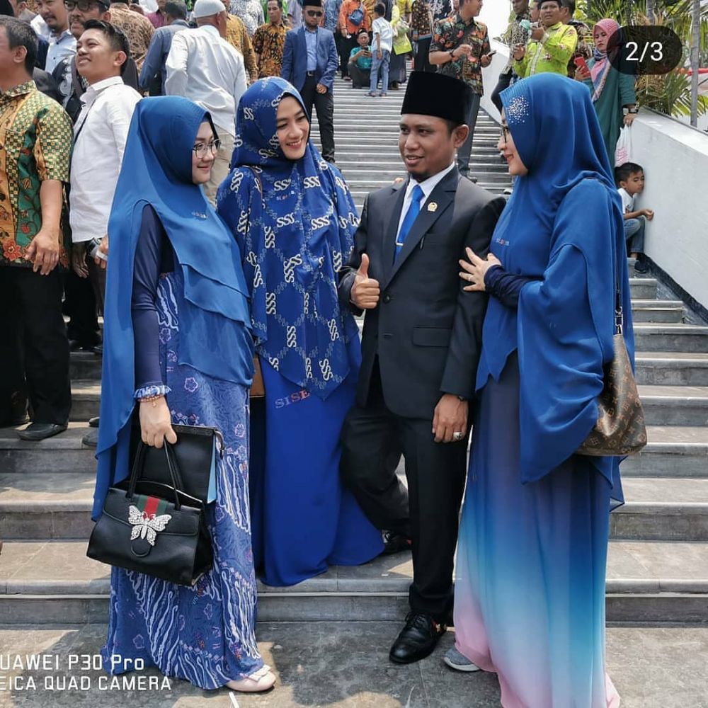 10 Potret kebersamaan Lora Fadil dan ketiga istrinya, harmonis abis