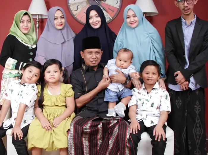 10 Potret kebersamaan Lora Fadil dan ketiga istrinya, harmonis abis