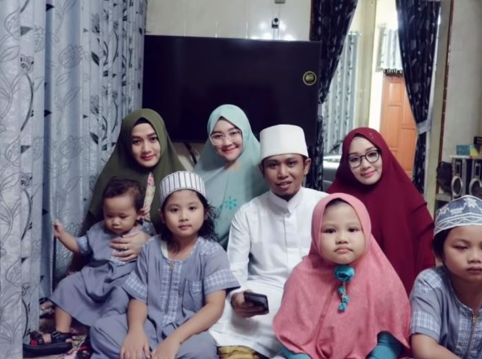 10 Potret kebersamaan Lora Fadil dan ketiga istrinya, harmonis abis