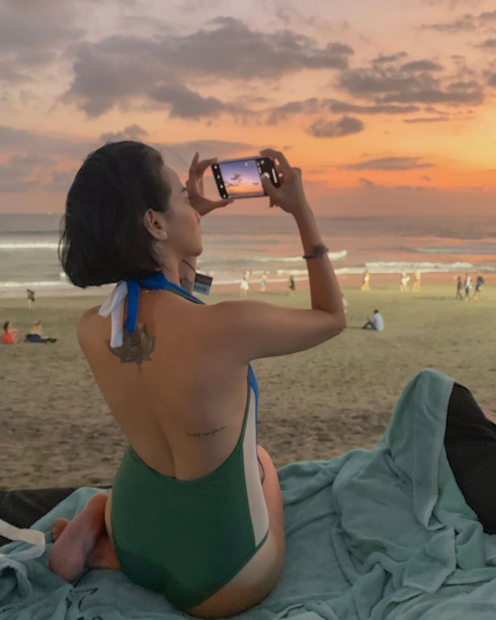 5 Gaya Vanessa Angel di pantai ini tuai kritikan, dinilai vulgar