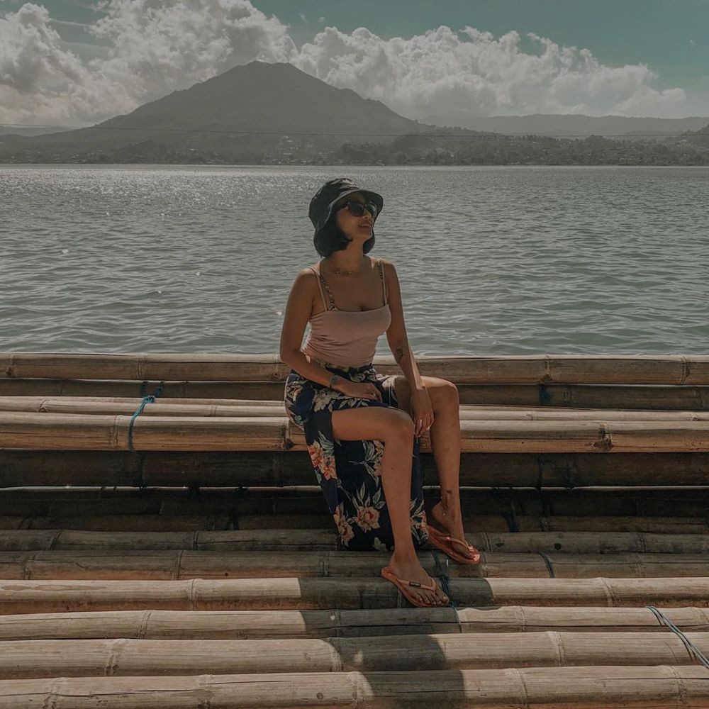 5 Gaya Vanessa Angel di pantai ini tuai kritikan, dinilai vulgar