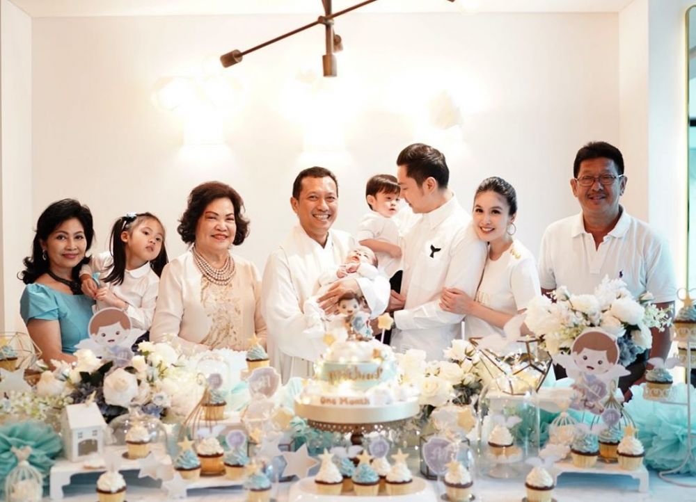 Berusia sebulan, ini 10 momen syukuran anak kedua Sandra Dewi