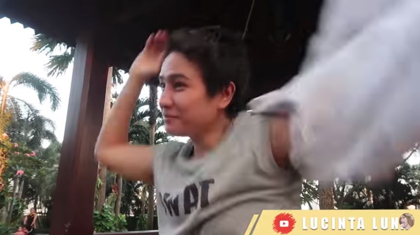 Berenang bareng Lucinta Luna, momen Abash buka baju bikin penasaran