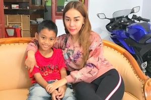 Jarang terekspos, ini 5 kebersamaan Bebby Fey dan sang anak