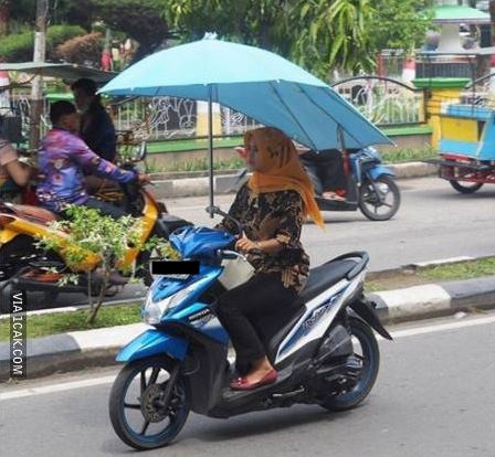 10 Gaya cewek Indonesia naik motor ini tak biasa, bikin ngakak