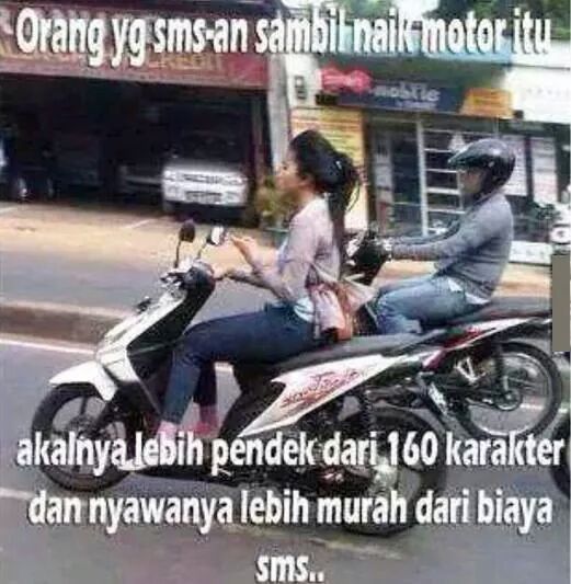 10 Gaya cewek Indonesia naik motor ini tak biasa, bikin ngakak