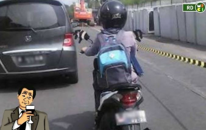 10 Gaya cewek Indonesia naik motor ini tak biasa, bikin ngakak