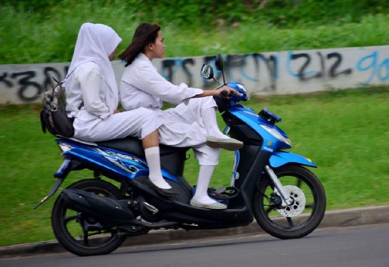10 Gaya cewek Indonesia naik motor ini tak biasa, bikin ngakak