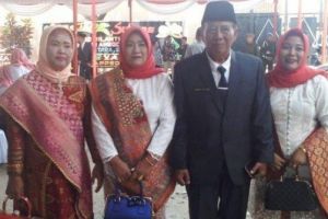 Tak cuma Lora Fadil, ini kisah anggota dewan boyong istri-istrinya