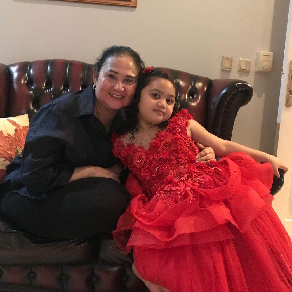 10 Potret ibunda Krisdayanti, tetap awet muda di usia 69 tahun