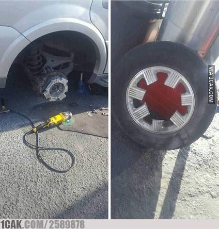 10 Kelakuan nyeleneh tukang tambal ban ini bikin tepuk jidat